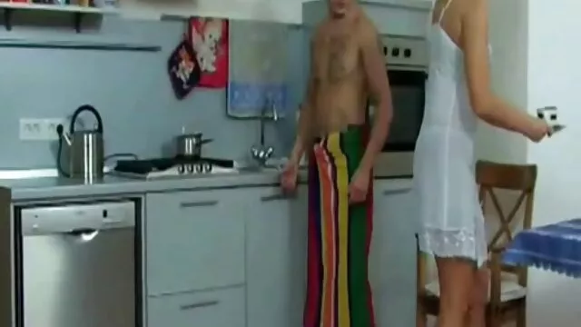 Un homme noir vilain fort xxx vidéo frappe deux filles blanches
