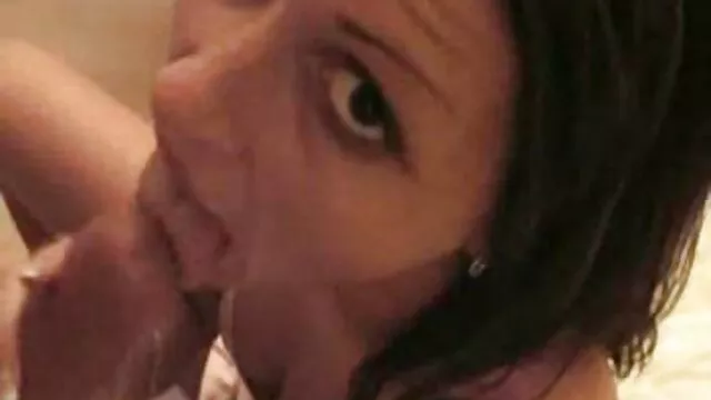 La brune salope Ket vidéo x lesbienne a baisé son amant