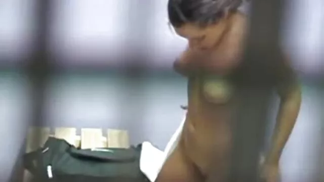 Une video porno fille vierge jolie femme ne craint pas de tourner dans le porno avec un mec