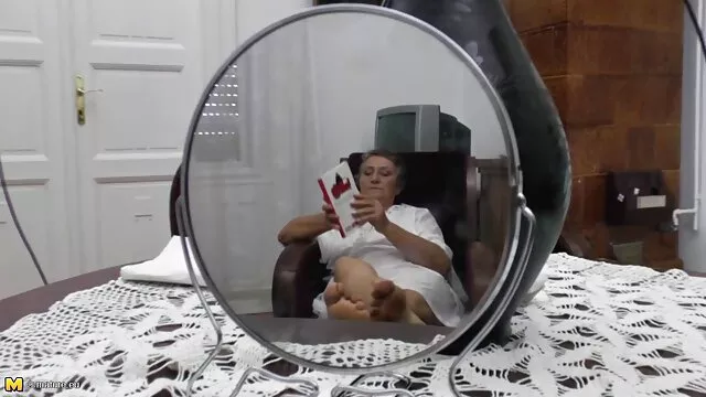 Le mec tire à la première personne avec une jolie fille aux vidéo xxx gros seins