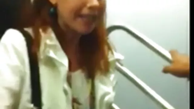 Fille video xxx gratuites montrant ses jambes avec une pédicure rouge