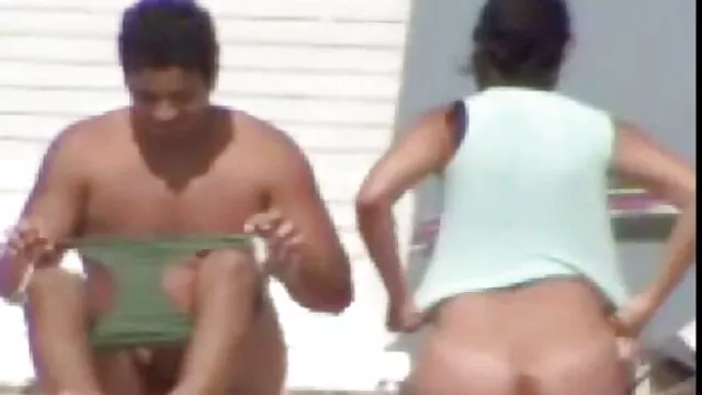 Une video porno amateur gratuite mulâtre aux cheveux bouclés laisse son mec se baiser dans la chatte