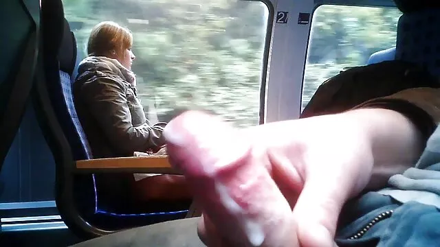 Beauté video porno sale aux seins plats branle doucement sa chatte chauve à l'extérieur