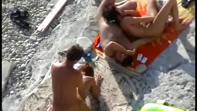 Les conjoints video porno salle de sport sont ravis d'attacher les femmes