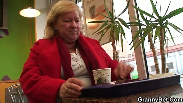 Sasha a décidé de traiter simultanément les membres de vidéo pornographique xxx trois étalons