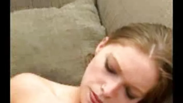 Le mec a étiré le video porno fille vierge cul d'une copine blonde avec sa bite