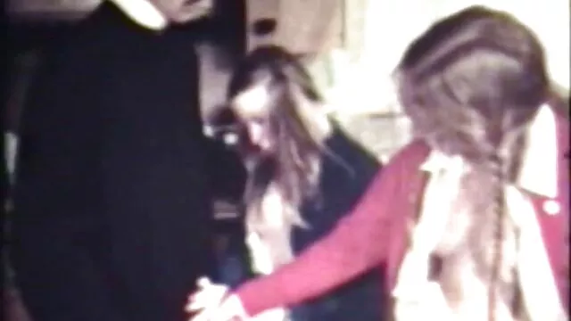 La salope fait film x gratuit amateur une pipe profonde à un homme blanc et noir