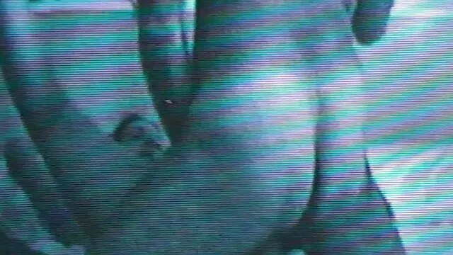 Poussin suce passionnément le vidéo prono xxx pénis noir en érection