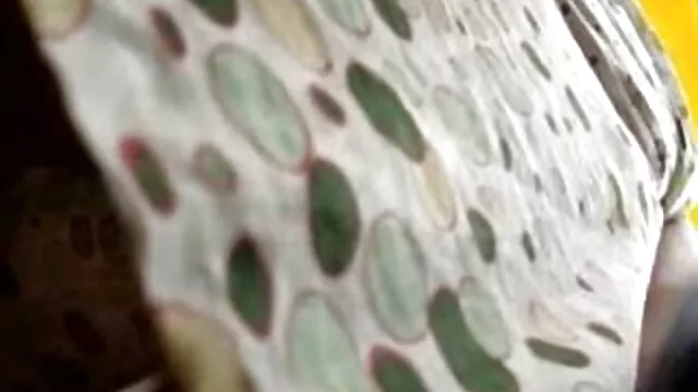 Une blonde tatouée a fait une pipe dans la voiture, puis baisée au video porno tu kiff bord de la piscine
