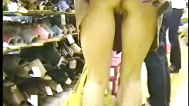 Chatte rousse en bas caresse une chatte rasée par ennui video porno trash