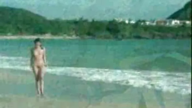 Poupée avec une belle silhouette clignote ses seins et sa chatte video am ateur gratuit à l'extérieur