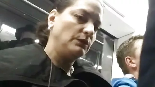 Le gars a donné à la fille un massage video pornographique xxx avec de l'huile et lui a donné