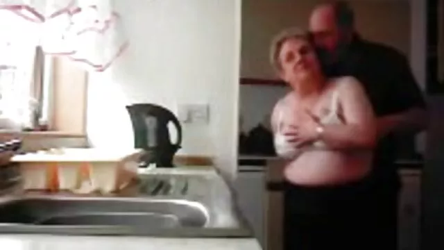 Une fille au gros cul se tourne vers son les video de xxx petit ami