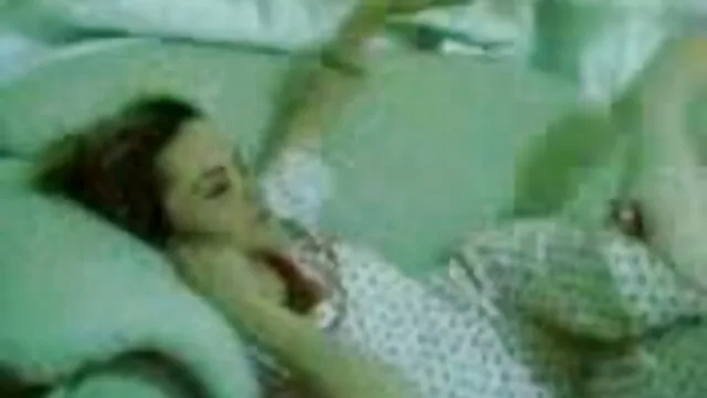 Une jolie nana le matin se fait baiser en xxx video courte position de cow-girl