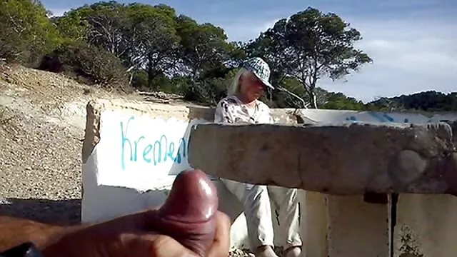 La video gratuit xxx beauté se masturbe dans la rue et gémit passionnément