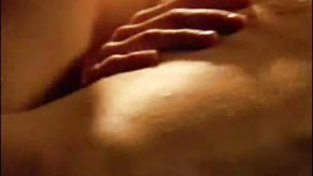En écartant video porno massage japonais le cul, la nana donne pour la baiser anal