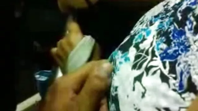 Avec des doigts et un video xxx pornographique sextoy, une femme slave se plonge dans un orgasme