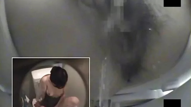 La brune a écarté ses petits pains et lui mini clip porno a montré l'anus