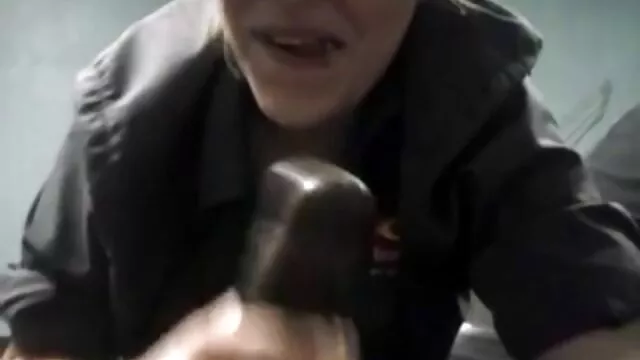 La blonde xxx video ado a fait un massage érotique à son amie puis s'est donnée à lui