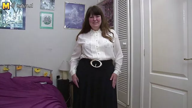 Gwen aux cheveux longs était video porno chien assise sur la bite de son amie brutale