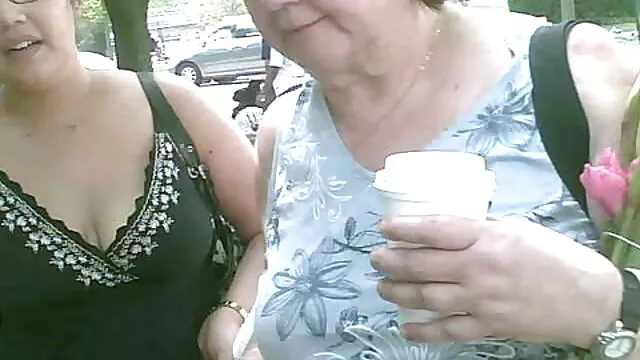 Compilation de film de sexe amateur scènes de filles qui pissent et se branler