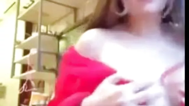 Wanker admire les seins du modèle dans un chat porno video porno jade laroche