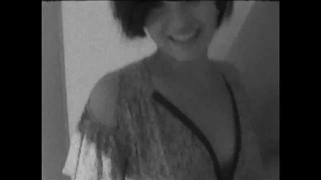 Une rousse solitaire xxx vidéo xxx branle sa chatte mal rasée