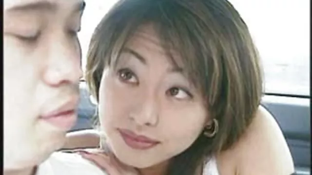 Une blonde video french porn dominante avec un strapon noir baise l'anus serré de mec