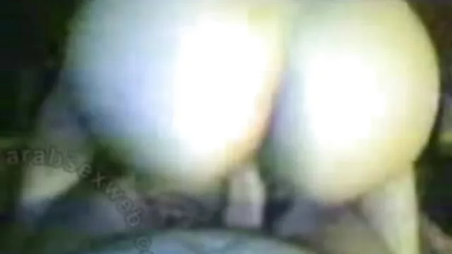 Stud sexy séduit et baisé video porno adulte par deux amis