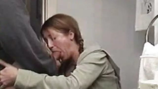 La salope a décidé de rendre une lesbienne vidéo promo xxx sympa avec du bondage et un vibromasseur