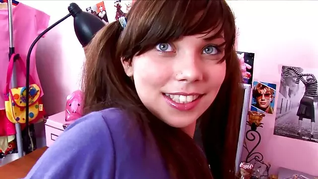 La jeune sex video sensuel Juna jouit incroyablement de sa propre masturbation