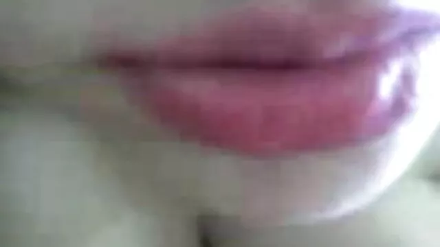 Une jeune video porno chic beauté sans enlever sa culotte caresse sa chatte