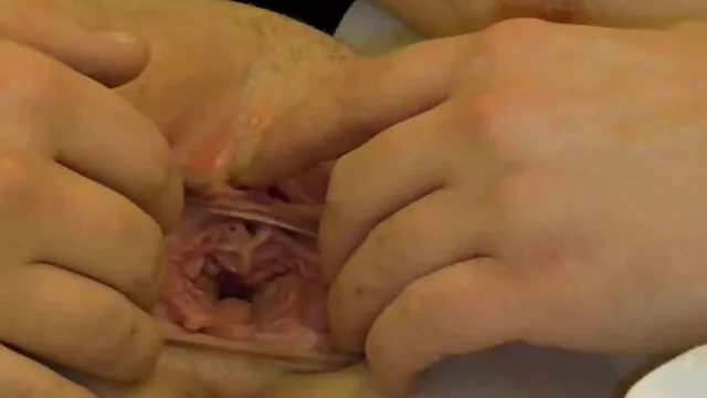 Une tante mature caresse video porno chic la chatte d'une jeune qui la domine