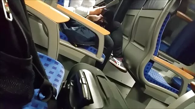Des lesbiennes brunes se lèchent passionnément sur le lit xxx video ado et un gode