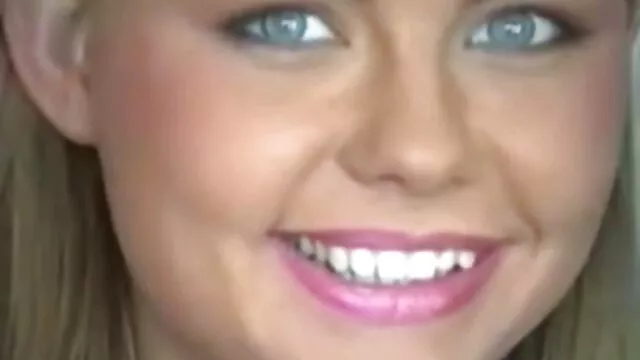 La sexy film x francais amateur Evie branle une bite avec des mains habiles