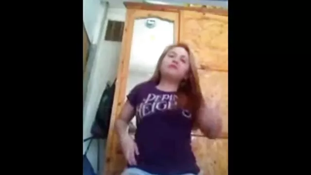 Jeune patron xxx vidéo noir a donné une bite à sucer une MILF aux gros seins
