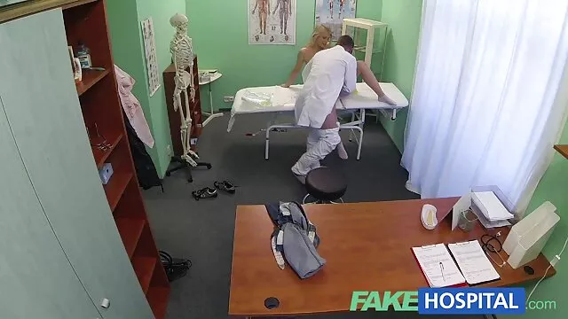 La fille boit passionnément le sperme du vagin d'une autre génisse xxl vidéo gratuit