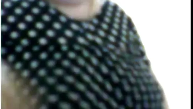 Une jeune secrétaire baise avec un administrateur système plus âgé vidéos xxx black au bureau
