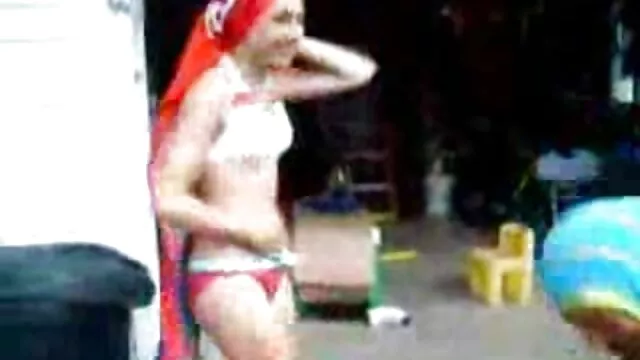 Le mec s'est caché dans le video xxxx porno lit de sa mère et elle l'a sucé