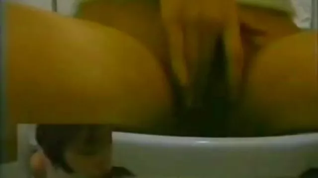 Blondie Tina met un énorme gode noir dans video porno tag sa chatte