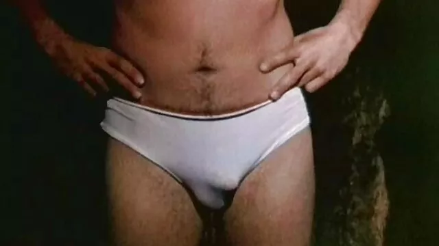 Alors que le mec n'est pas à la maison, la fille bouriate vidéo de xxx caresse son vagin avec ses doigts et un vibromasseur