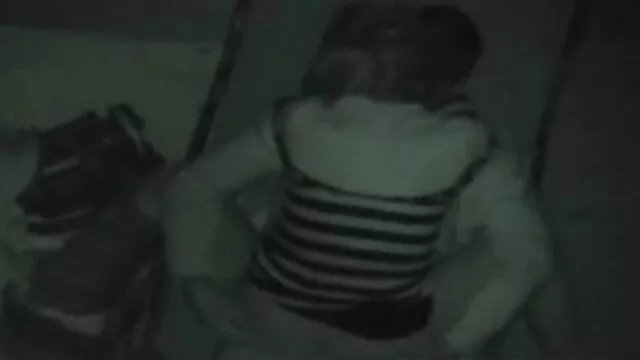 Écarter les jambes xxx vidéo xxx poussin clignote culotte rouge sous la jupe