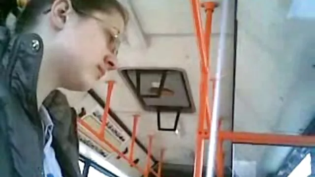 Après avoir video prono black pénétré dans la maison de quelqu'un d'autre, un invité anonyme attache trois génisses