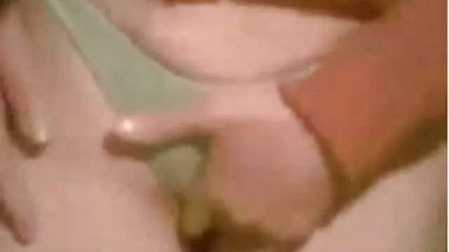 Les jeunes sœurs toilettent vidéos gratuites sexy de manière ludique un joli pénis avec leurs chattes