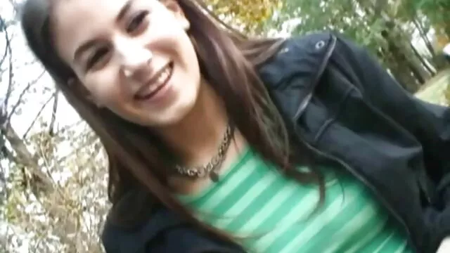 Salope blonde video porno femme avec chien travaille le front pour trois
