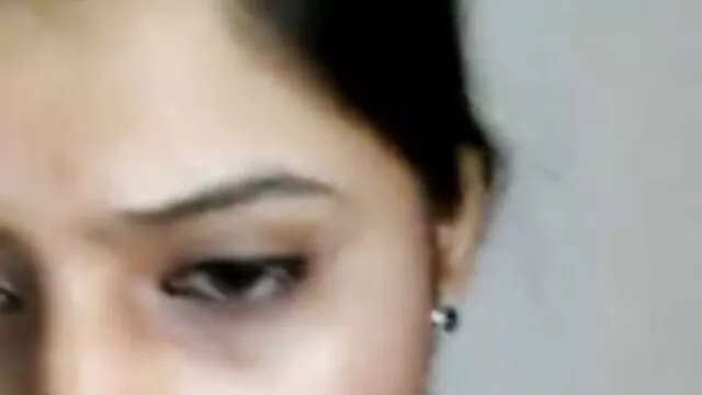 Aurora videos de sexe gratuit porte des lunettes footjob et suce 1P