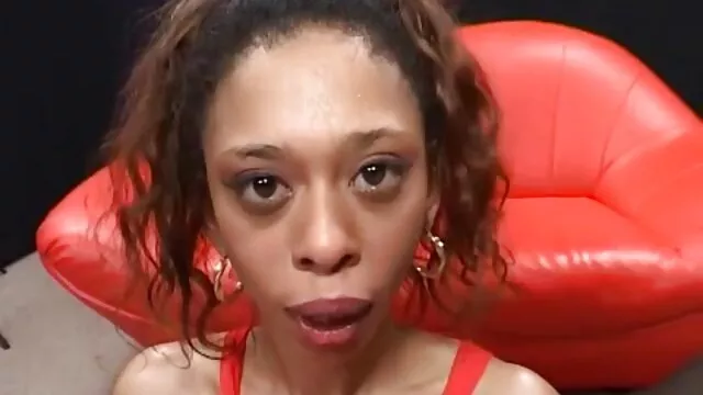 Une femme avec des traites en les video de xxx silicone a donné à lécher le vagin