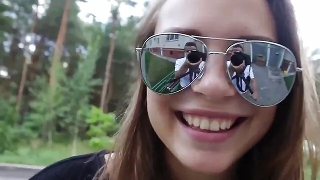 Poussin de 18 ans avec de petits seins sautant sur le phallus les videos pornographiques