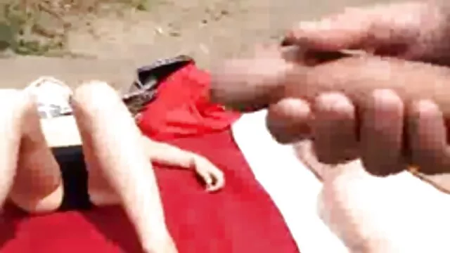 Ava avec des mamelons saillants suce une bite à travers un trou dans video sexe adulte gratuit le mur