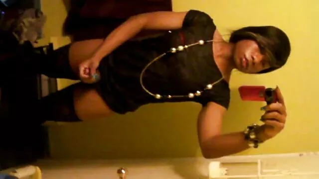 Une video porno 974 brune mécanique sait comment organiser un boner dur et le mettre dans le cul